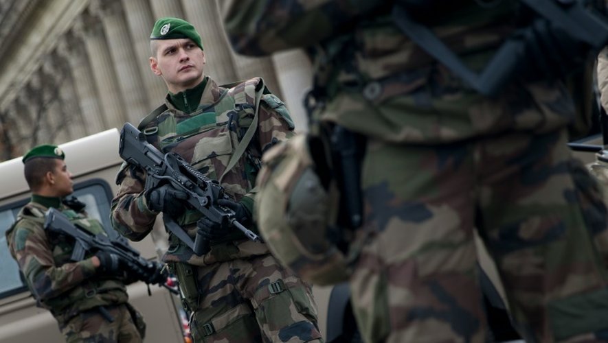 Militaires déployés le 30 décembre 2015 devant Notre-Dame à Paris