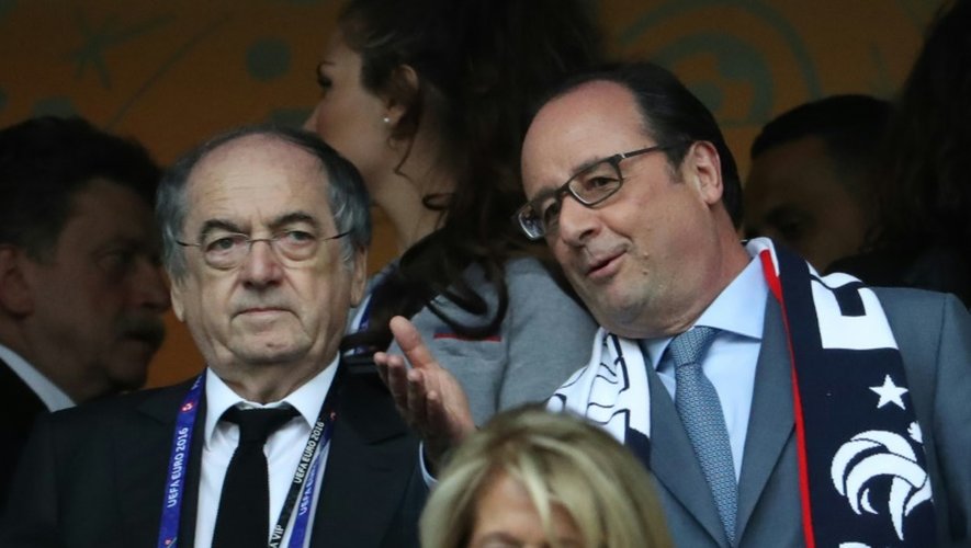 Le président de la FFF Noël Le Graët et le président François Hollande, lors d'un match de l'Euro entre la France et la Suisse, le 19 juin 2016 à Lille