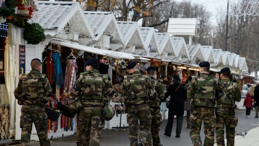 Des soldats en patrouille avenue des Champs-Elysées, le 24 décembre 2015 à Paris