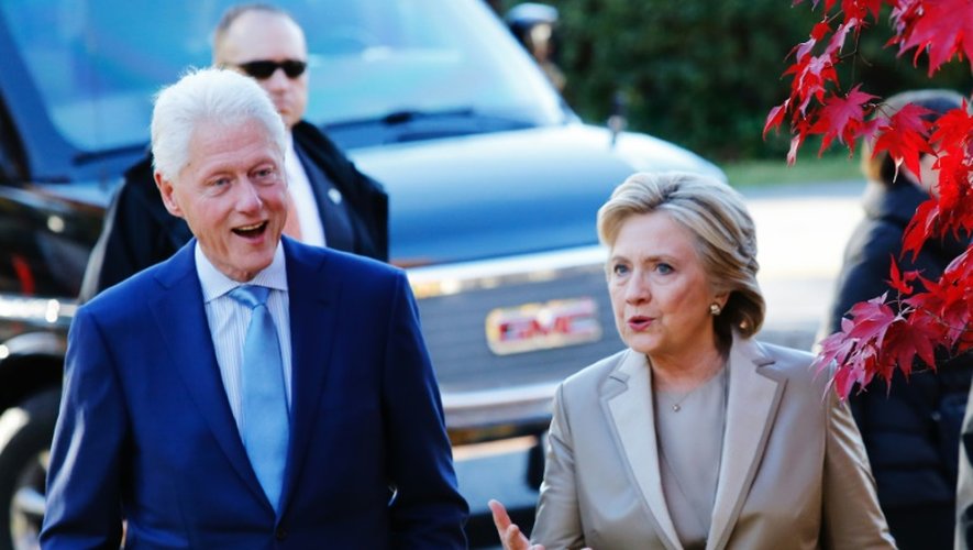 Bill et Hillary Clinton à la sortie du bureau de vote le 8 novembre 2016 à Chappaqua à New York