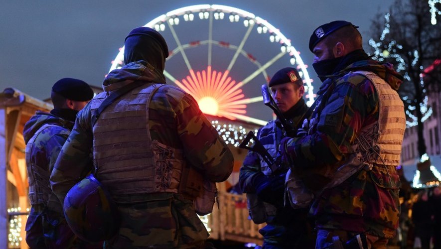 Des soldats en patrouille le soir de l'ouverture des festivités de Noël à Bruxelles, le 27 novembre 2015