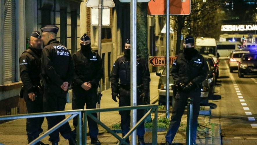 Des policiers belges mènent des perquisitions en lien avec les attaques du 13 novembre à Paris, le 30 décembre 2015 à Molenbeek