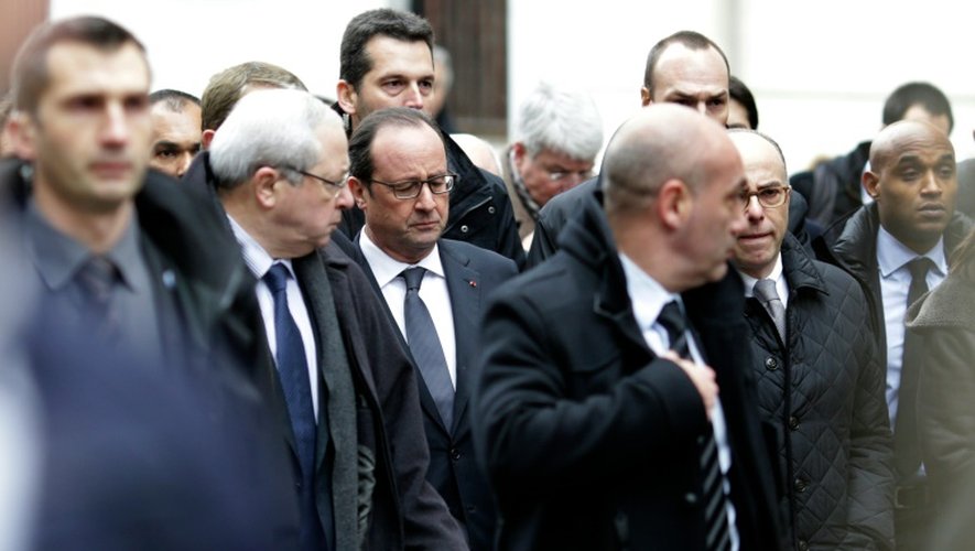 François Hollande entre Jean-Paul Huchon et Bernard Cazeneuve à son arrivée le 7 janvier 2015 dans les locaux de Charlie Hebdo à Paris