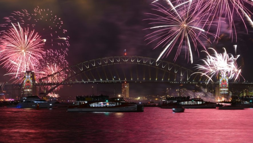 Les feux d'artifice du Nouvel An éclairent le Harbour Bridge à Sydney avant le coup de minuit le 31 décembre 2015