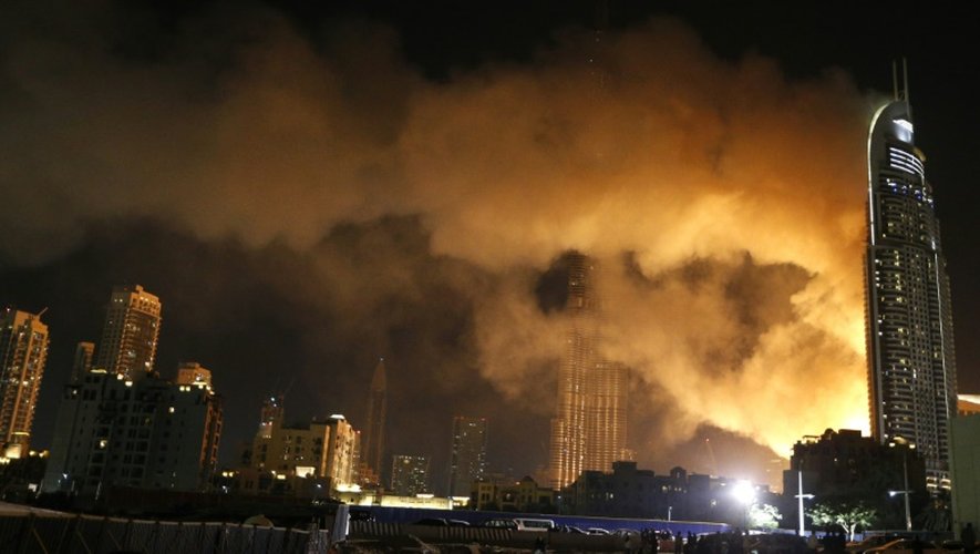 Fumée et flammes s'échappent de l'hôtel Address Downtown, à Dubaï, le 31 décembre 2015