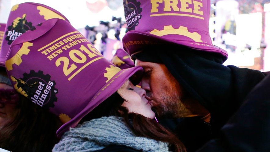 Un couple célèbre la nouvelle année le 1er janvier 2016 sur Times Square à New York