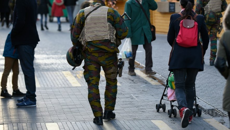 Des soldats patrouillent à Bruxelles, le 31 décembre 2015