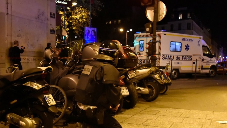 Arrivée de policiers et d'une ambulance devant le Bataclan le 13 novembre 2015 à Paris