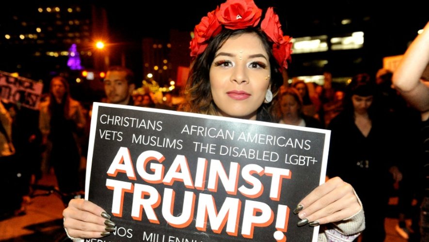Kayla Medina défile avec des milliers d'autres manifestants contre  Donald Trump, à Denver, le 10 novembre 2016