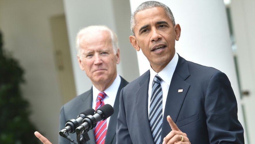 Le président américain Barack Obama (d) et son vice-président Joe Biden, le 9 novembre 2016 à Washington