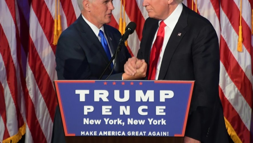 Mike Pence et Donald Trump, sur scène devant leur supporteurs à New York, le 9 novembre 2016 après l'annonce de leur victoire à la présidence et vice-présidence des Etats-Unis