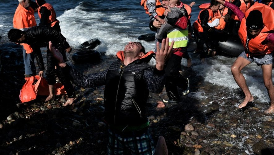 Un migrant crie de joie à son arrivée sur l'île de Lesbos en Grèce, le 28 octobre 2015