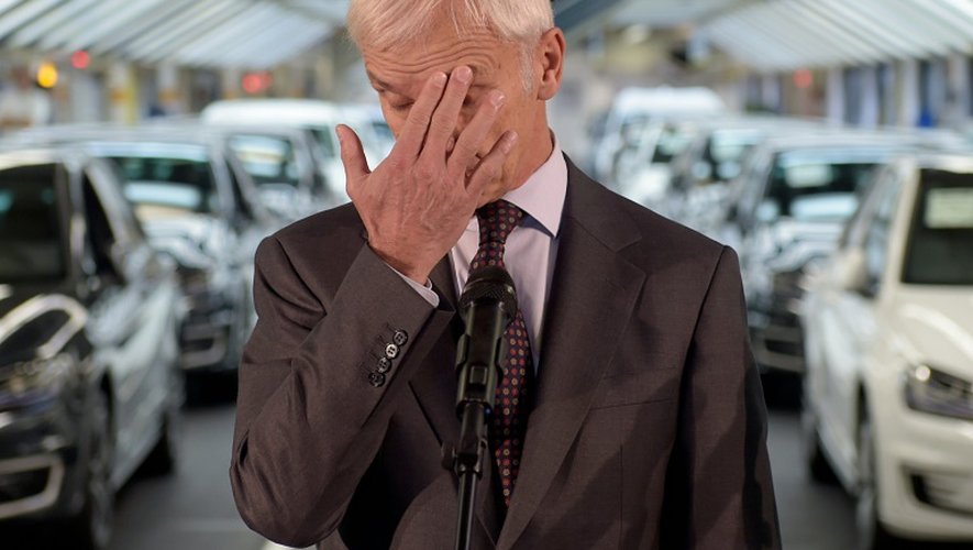 Matthias Mueller, patron de Volkswagen, s'adresse aux journalistes après la visite d'une unité d'assemblage à Wolfsburg, en Allemagne centrale, le 21 octobre 2015