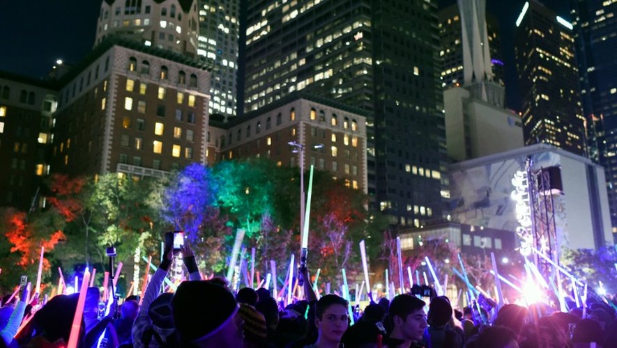 Des fans de Star Wars lèvent leurs sabres-laser à Los Angeles, le 18 décembre 2015