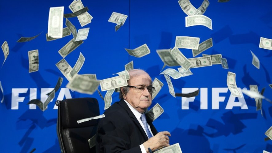 L'ancien président de la FIFA Joseph "Sepp" Blatter, se fait jeter de faux billets lors d'une conférence de presse le 20 juillet 2015 à Zurich