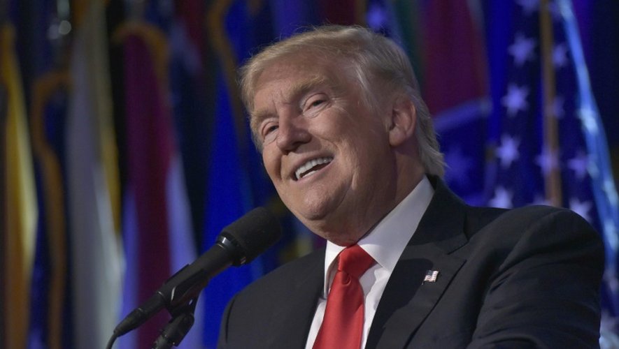 Le président élu Donald Trump (G) fait un discours le soir de son élection  à New York le 9 novembre 2016