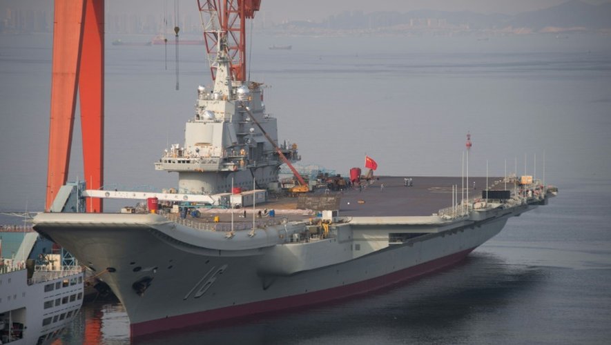 Le porte-avion chinois Liaoning accoste au port martime de Dalian au nord-est de la Chine le 6 juillet 2014