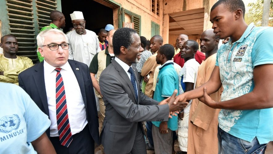 L'ambassadeur français Charles Malinas et le représentant spécial de l'Onu Onanga-Anyanga en visite dans un bureau de vote le 30 décembre 2015 à Bangui