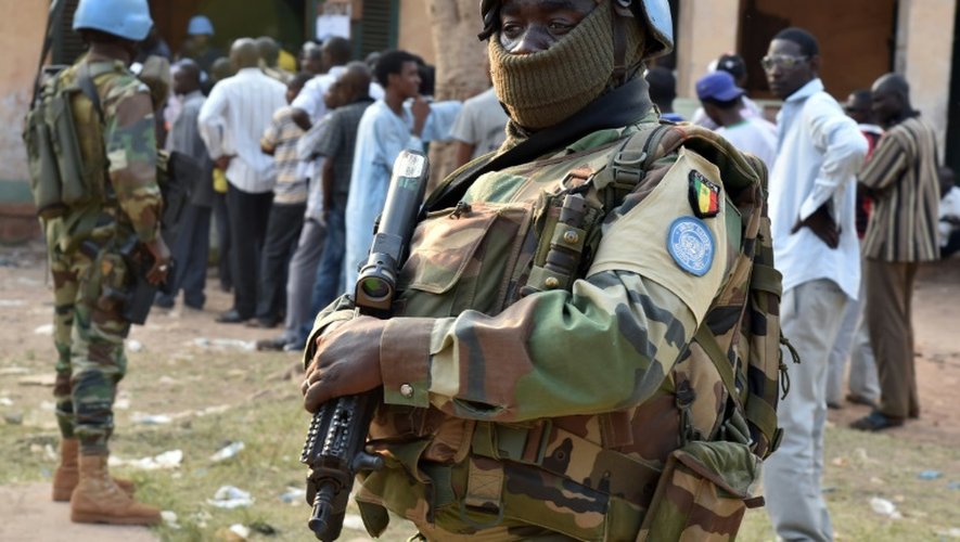 Des casques bleus  sénégalais de l'Onu devant un bureau de vote le 30 décembre 2015 à Bangui