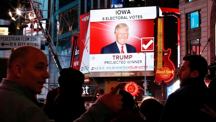 Des New-Yorkais regardent les résultats télévisés des élections à Times Square, le 8 novembre 2016