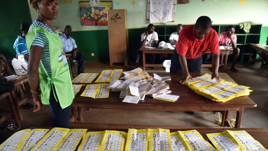 Dépouillement des bulletins de vote le 30 décembre 2015 à Bangui