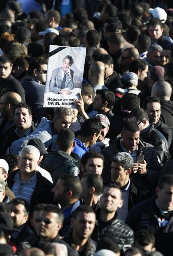 Les funérailles, dignes d'un chef d'Etat et suivies par des dizaines de milliers de personnes, de l'opposant algérien Hocine Aït-Ahmed, le 1er janvier 2016 à Alger