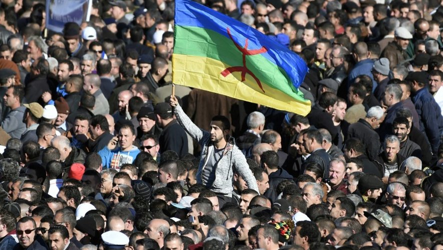 Le drapeau kabyle brandit lors ds funérailles de l'opposant algérien Hocine Aït-Ahmed, le 1er janvier 2016 à Alger