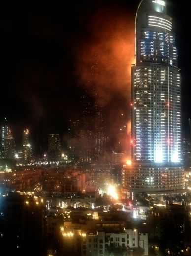 Fumée et flammes s'échappent de l'hôtel Address Downtown à Dubaï, le 31 décembre 2015