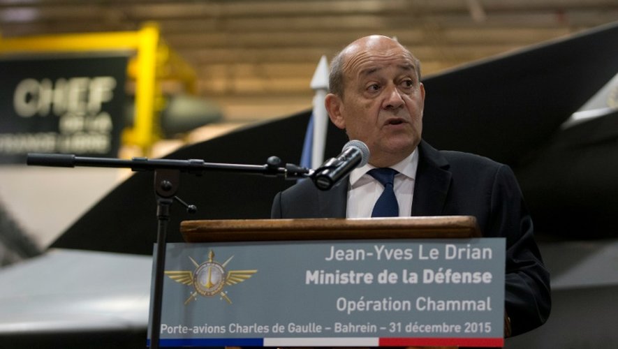 Le ministre de la Défense Jean-Yves Le Drian s'adresse à l'équipage du porte-avions Charles de Gaulle, le 31 décembre 2015 à Manama