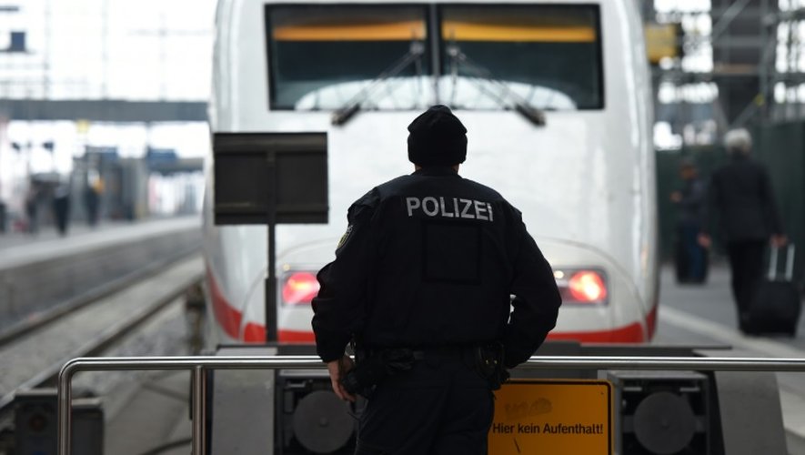 Un policier allemand devant un train à la gare centrale de Munich, le 1er janvier 2016