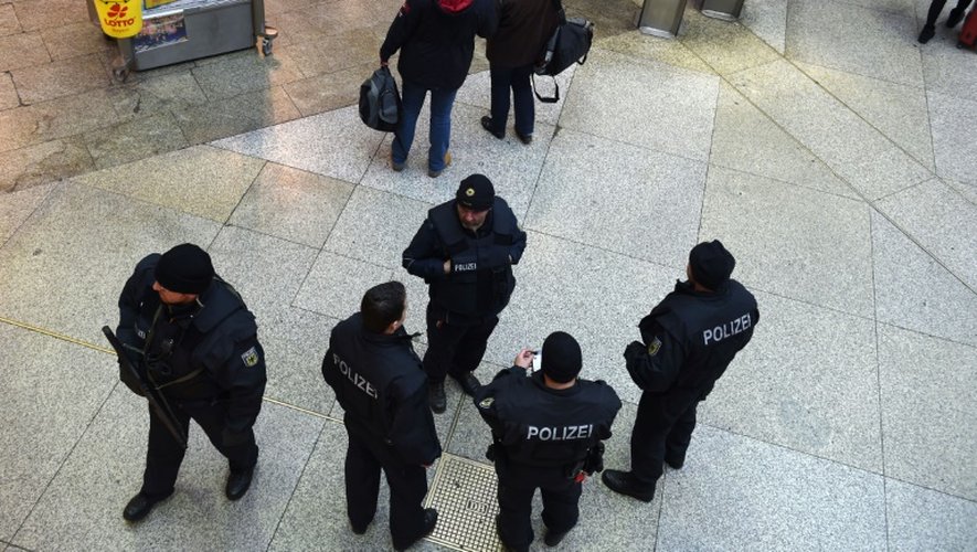 Des policiers allemands patrouillent dans la grande gare de Munich, le 1er janvier 2016