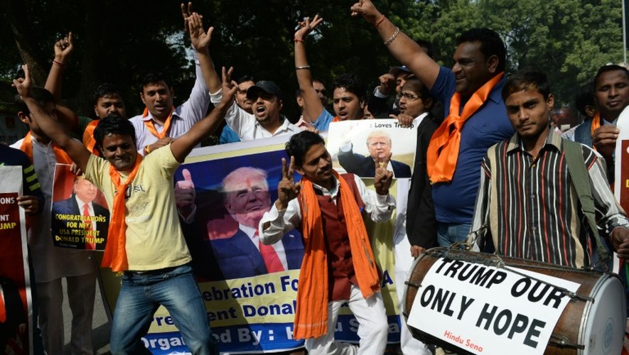 Des membres du groupe ultra-nationaliste Hindu Sena célèbrent la victoire de Donald Trump, le 9 novembre 2016 à New Delhi