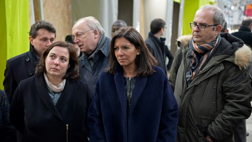 La maire de Paris Anne Hidalgo (C) et la ministre du Logement Emmanuelle Cosse (G) visitent le centre pour migrants à Paris le 8 novembre 2016