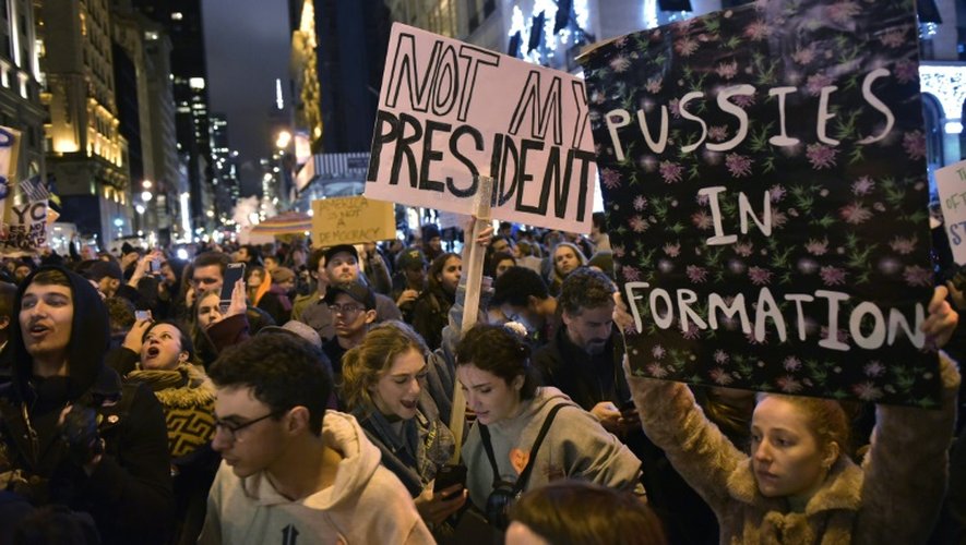 Des opposants au nouveau président élu Donald Trump manifestent sur la 5e Avenue à New York, le 9 novembre 2016