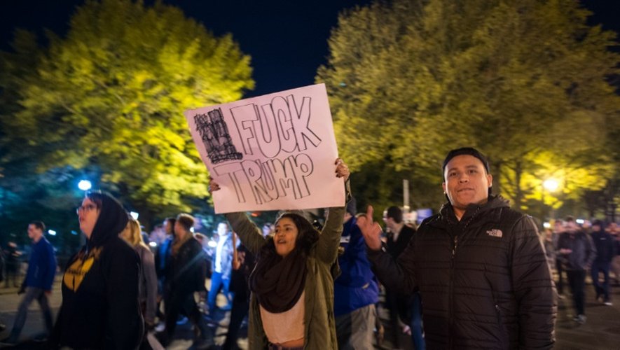 Des opposants au nouveau président élu Donald Trump manifestent près de la Maison Blanche, le 9 novembre 2016 à Washington