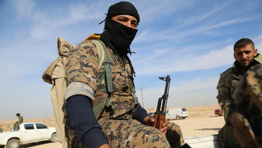 Des combattants des Forces démocratiques syriennes à Ain Issa lors d'une offensive contre les jihadistes de l'EI, à 50 kilomètres au nord de Raqa