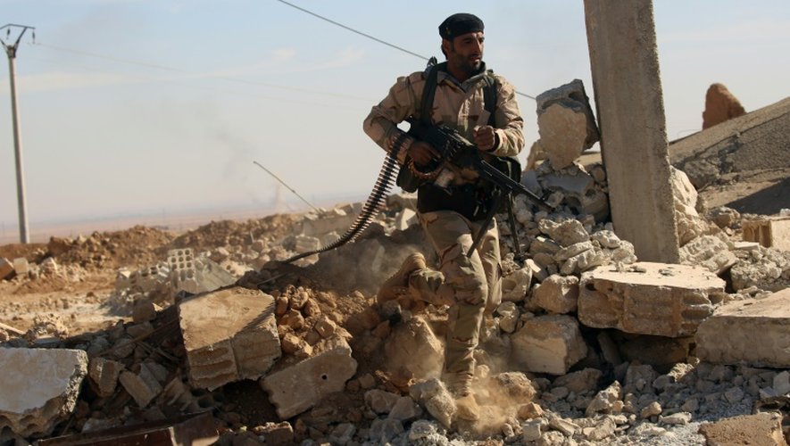 Un combattant des Forces démocratiques syriennes à Ain Issa lors d'une offensive contre les jihadistes de l'EI, à 50 kilomètres au nord de Raqa