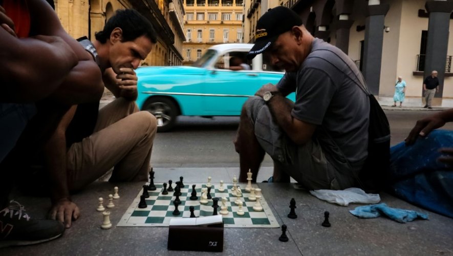 Des Cubains jouent aux échecs dans une rue de La Havane, le 8 novembre 2016