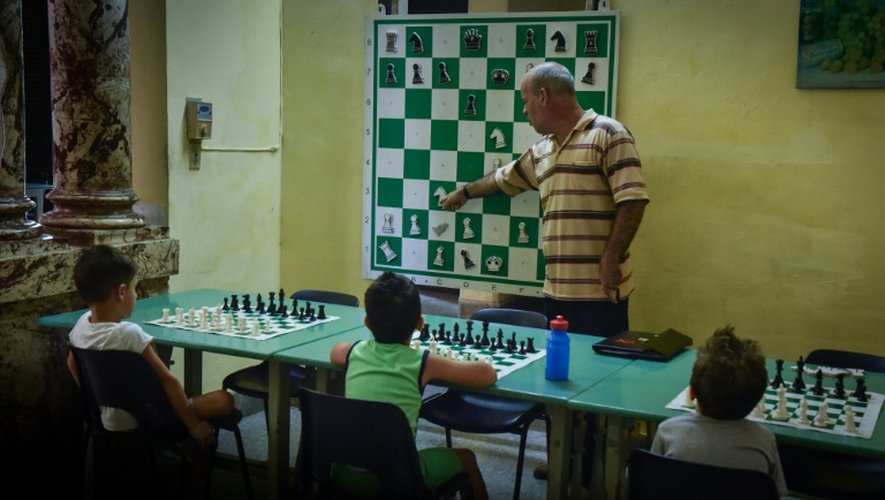 Des enfants cubains apprennent à jouer aux échecs à l'Institut supérieur latino-américain des échecs, le 8 novembre 2016 à La Havane