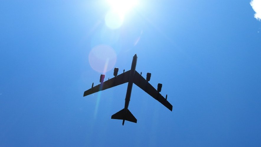 Un B-52 américain vole au-dessus d'une base en Lettonie, le 13 juin 2016