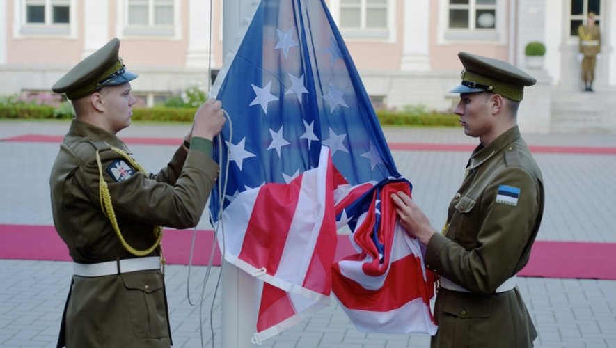 Des soldats estoniens manipulent un drapeau américain, le 3 septembre 2014 à Tallinn