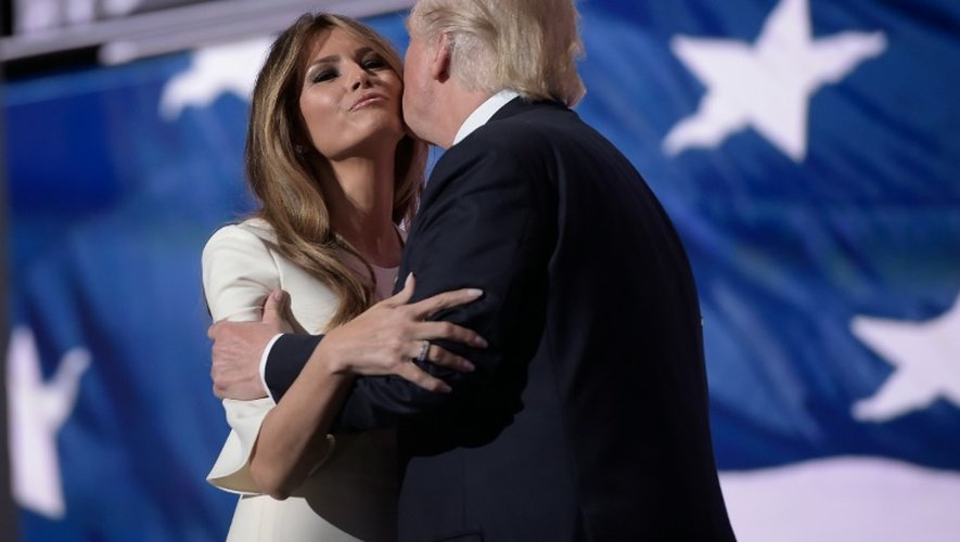 Melania Trump embrasse son époux Donald, lors de la convention républicaine, 21 juillet 2016 à Cleveland