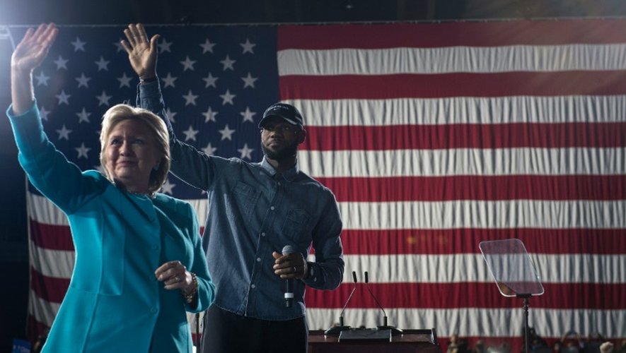 La candidate démocrate à la présidence américaine Hillary Clinton et la star de la NBA LeBron James, lors d'un meeting à Cleveland, le 6 novembre 2016