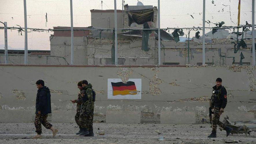 Des forces de sécurité afghanes contrôlent les environs du consulat allemand à Mazar-i-Sharif, le 11 novembre 2016 après un attentat revendiqué par les talibans