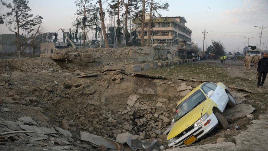 Une voiture a été projetée dans un cratère suite à la forte explosion liée à l'attentat contre le consulat allemand à  Mazar-i-Sharif, le 11 novembre 2016