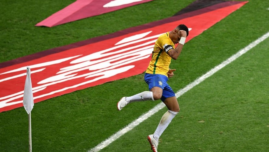 L'attaquant brésilien Neymar saute de joie après avoir inscrit le 2e des 3 buts face à l'Argentine en qualif pour le Mondial-2018, le 10 novembre 2016 à Belo Horizonte