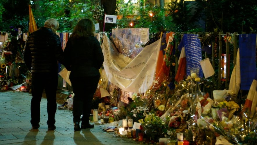 Drapeaux, fleurs et bougies en hommage aux victimes le 31 décembre 2016 devant le Bataclan à Paris