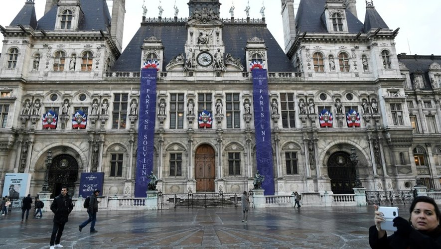 Des banderoles "Paris se souvient" et "Paris Uni" sont exposés, le 10 novembre 2016 devant l'Hôtel de ville de Paris, en commémoration des attaques du 13 novembre