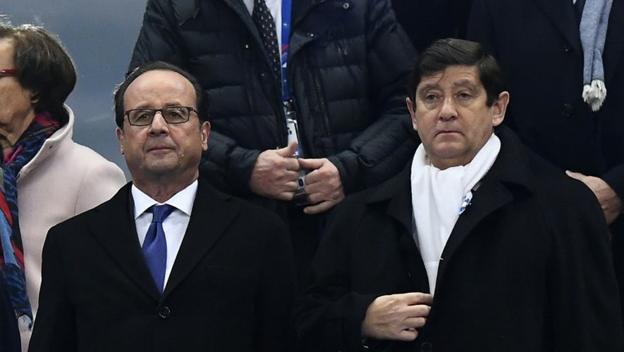 Francois Hollande (G) et Patrick Kanner, ministre de la Ville, de la Jeunesse et des Sports lors d'une minute de silence, le 11 novembre 2016, au Stade de France en hommage aux victimes des attaques terroristes du 13 novembre 2015