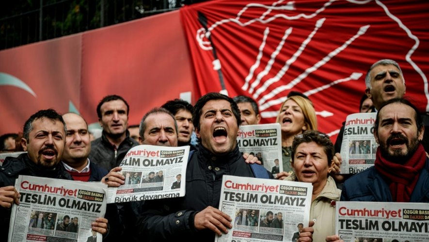 Des manifestants avec des exemplaires de la dernière édition du quotidien turc "Cumhuriyet" crient des slogans devant le siège du journal à Istanbul, le 1er novembre 2016